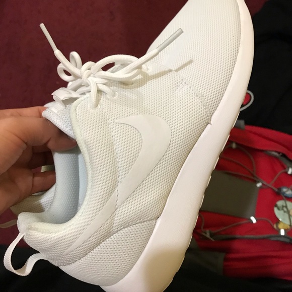 Women’s White Nike Roshe One - Picture 2 of 8
